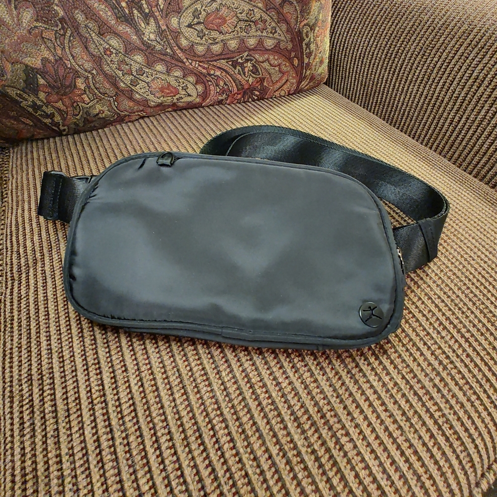Danskin Black Adjustable Belt Bag waist pouch fanny pack. Never used!